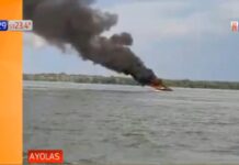 FUEGO EN UNA EMBARCACIÓN OBLIGA A SUS OCUPANTES A SALTAR AL RÍO PARANÁ