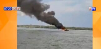 FUEGO EN UNA EMBARCACIÓN OBLIGA A SUS OCUPANTES A SALTAR AL RÍO PARANÁ