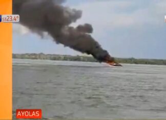 FUEGO EN UNA EMBARCACIÓN OBLIGA A SUS OCUPANTES A SALTAR AL RÍO PARANÁ