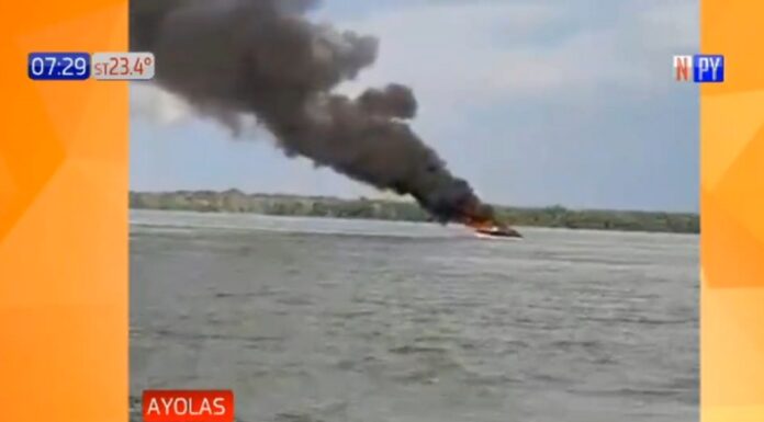 FUEGO EN UNA EMBARCACIÓN OBLIGA A SUS OCUPANTES A SALTAR AL RÍO PARANÁ
