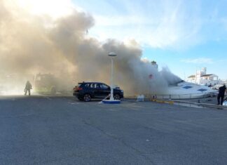ESPAÑA – ARDE UNA YATE ATRACADO EN EL PUERTO MARINA DE MÁLAGA
