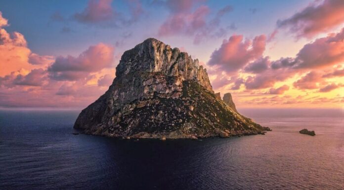 “ES VEDRÀ”, LOS ENÍGMAS DE LA MISTERIOSA ISLA DE IBIZA