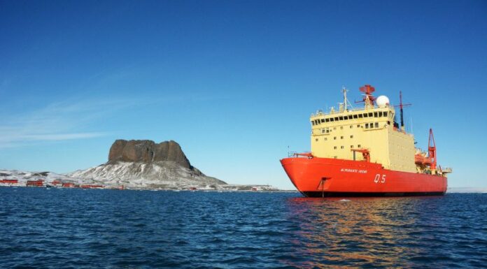 EL “ALMIRANTE IRÍZAR” COMPLETÓ EL REABASTECIMIENTO DE LA BASE ANTÁRTICA CIENTÍFICA CARLINI