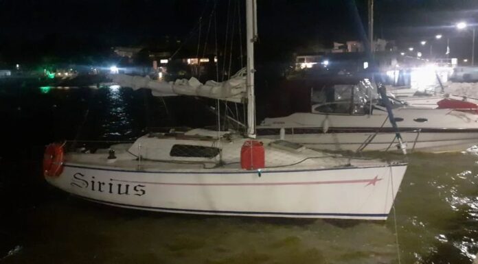 RESCATAN A UN VELERO CON DOS TRIPULANTES QUE HABÍA PERDIDO EL RUMBO EN EL RÍO DE LA PLATA