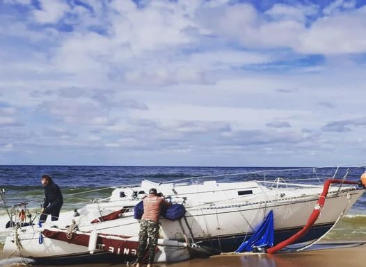 UN VELERO SE SOLTÓ DE SU AMARRA EN MONTEVIDEO, NAVEGÓ A LA DERIVA SIN TRIPULACIÓN UNA SEMANA Y MIRÁ DONDE TERMINÓ
