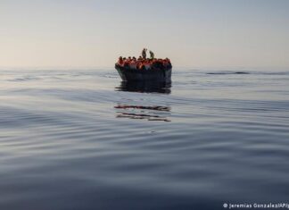 RESCATAN EN AUSTRALIA A 11 MARINEROS TRAS SEIS DÍAS DE NAUFRAGIO