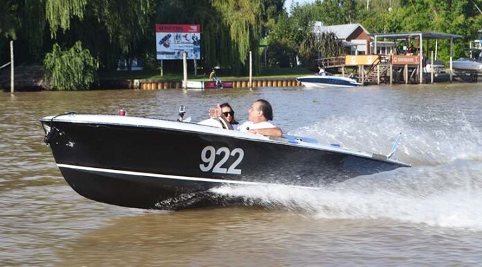 TV – UNA “CHRIS CRAFT” ARGENTINA DE 1950 CON UN POTENTE V8 (VIDEO)