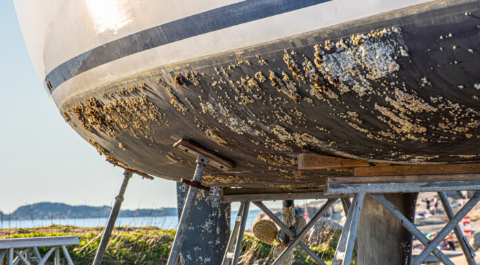 ¿CÓMO ELEGIR LA PINTURA PARA EL FONDO DE TU BARCO?