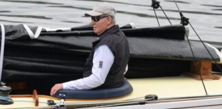 EL ANFITRIÓN DE JUAN CARLOS I QUE ADAPTÓ VELEROS PARA QUE PUDIERA NAVEGAR SENTADO