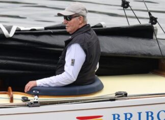 EL ANFITRIÓN DE JUAN CARLOS I QUE ADAPTÓ VELEROS PARA QUE PUDIERA NAVEGAR SENTADO