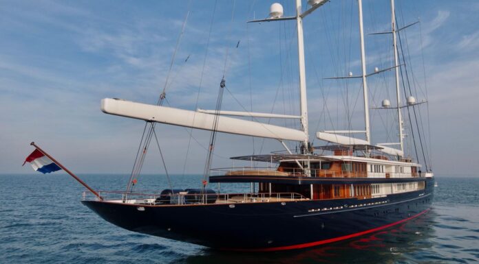 “KORU”, EL NUEVO Y LUJOSO VELERO DE JEFF BEZOS RECALA EN LA BAHÍA DE PALMA: ES LA MAYOR GOLETA DEL MUNDO