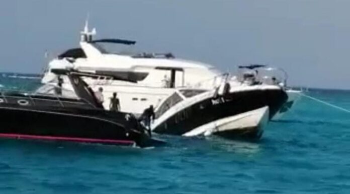 CANCÚN – SE HUNDE UNA YATE DE 37 PIES EN LA ISLA MUJERES Y RESCATAN A 15 PERSONAS