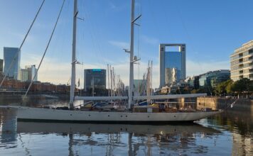“DOÑA FRANCISCA”, EL SUPER MEGA VELERO DE 52 METROS DEL DUEÑO DE BUQUEBUS ESTÁ AMARRADO EN PUERTO MADERO