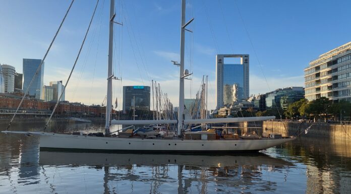 “DOÑA FRANCISCA”, EL SUPER MEGA VELERO DE 52 METROS DEL DUEÑO DE BUQUEBUS ESTÁ AMARRADO EN PUERTO MADERO