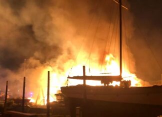 SE INCENDIÓ UN HISTÓRICO ASTILLERO EN BRISTOL Y SE SOSPECHA DE UN SABOTAJE