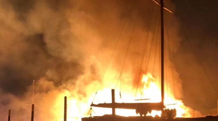 SE INCENDIÓ UN HISTÓRICO ASTILLERO EN BRISTOL Y SE SOSPECHA DE UN SABOTAJE