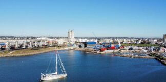 EL BARCO MÁS NUEVO DE GREENPEACE, WITNESS, LLEGÓ POR PRIMERA VEZ AL PAÍS