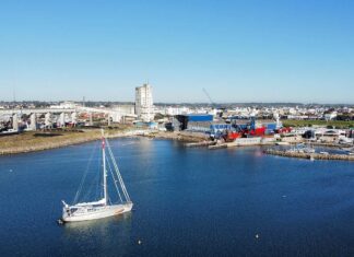 EL BARCO MÁS NUEVO DE GREENPEACE, WITNESS, LLEGÓ POR PRIMERA VEZ AL PAÍS