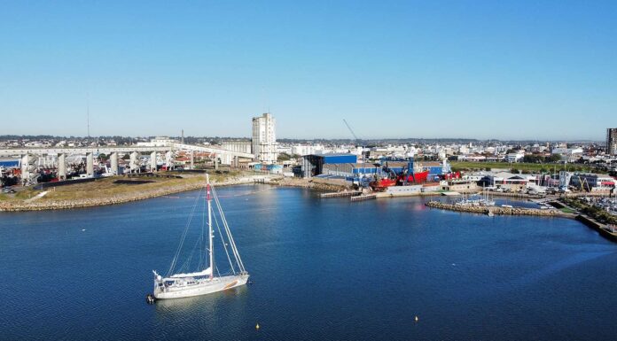 EL BARCO MÁS NUEVO DE GREENPEACE, WITNESS, LLEGÓ POR PRIMERA VEZ AL PAÍS