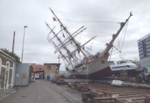 HISTÓRICO VELERO DE 1911 VUELCA EN UN DIQUE SECO