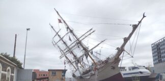 HISTÓRICO VELERO DE 1911 VUELCA EN UN DIQUE SECO