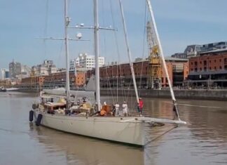 VIDEO – ASÍ DEJABA PUERTO MADERO LA “MEGA” GOLETA DE 52 METROS DEL DUEÑO DE BUQUEBUS