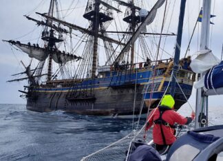 RESCATE EN EL MAR – GOTEMBURGO, EL VELERO DE MADERA MÁS GRANDE DEL MUNDO SALVA A UN YATE A VELA A LA DERIVA