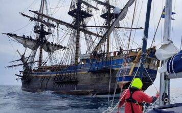 RESCATE EN EL MAR – GOTEMBURGO, EL VELERO DE MADERA MÁS GRANDE DEL MUNDO SALVA A UN YATE A VELA A LA DERIVA