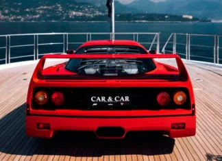 ESTACIONAN UN FERRARI F40 EN LA PROA DE UN YATE EN MÓNACO