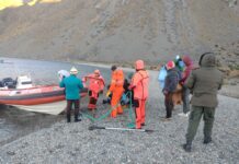 RESCATAN A UNA FAMILIA VARADA EN EL LAGO PUEYRREDON