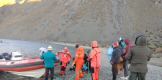 RESCATAN A UNA FAMILIA VARADA EN EL LAGO PUEYRREDON