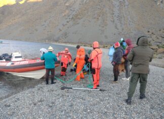 RESCATAN A UNA FAMILIA VARADA EN EL LAGO PUEYRREDON