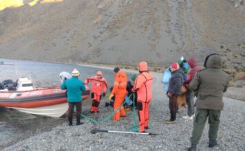RESCATAN A UNA FAMILIA VARADA EN EL LAGO PUEYRREDON