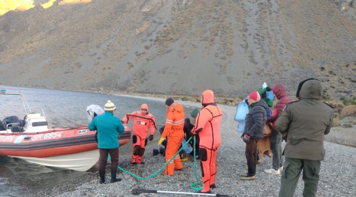RESCATAN A UNA FAMILIA VARADA EN EL LAGO PUEYRREDON