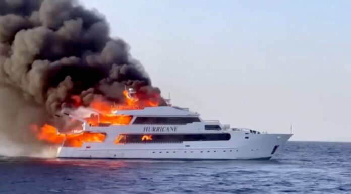 VIDEO – VORAZ INCENDIO EN UN BARCO TURÍSTICO EN EGIPTO DEJA AL MENOS TRES PERSONAS DESAPARECIDAS