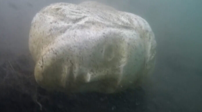 EXTRAORDINARIO HALLAZGO EN ITALIA: LA CABEZA DE UNA ESTATUA QUE PUEDE SER DE LOS LEGENDARIOS BARCOS DE CALÍGULA