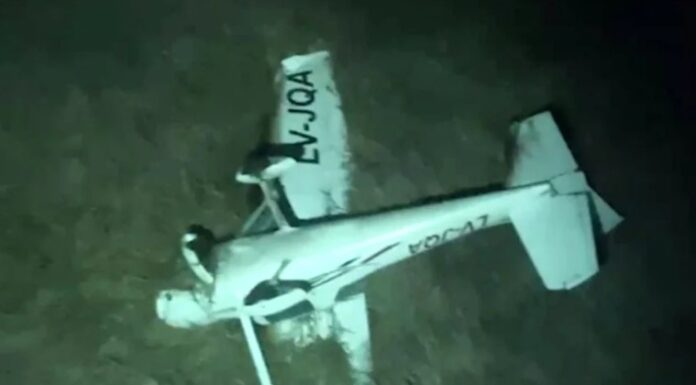 UN AVIÓN ATERRIZÓ DE EMERGENCIA EN EL RÍO PARANÁ Y SUS TRIPULANTES DEBIERON SER RESCATADOS