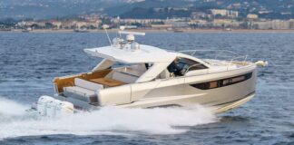 JEANNEAU DB/43: UN SPORT CRUISER DE 14 METROS CON TRES MOTORES FUERA DE BORDA