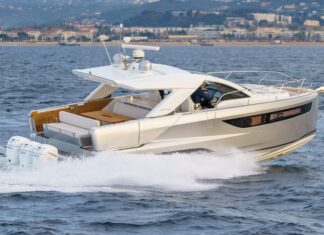 JEANNEAU DB/43: UN SPORT CRUISER DE 14 METROS CON TRES MOTORES FUERA DE BORDA