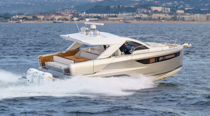 JEANNEAU DB/43: UN SPORT CRUISER DE 14 METROS CON TRES MOTORES FUERA DE BORDA