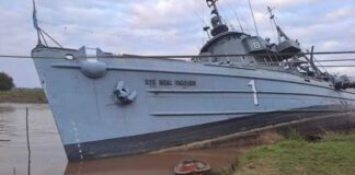 HISTÓRICO BUQUE MUSEO SOBRE EL RÍO PARANÁ CORRE PELIGRO DE HUNDIMIENTO POR LA BAJANTE DEL AGUA