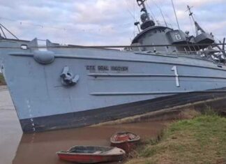 HISTÓRICO BUQUE MUSEO SOBRE EL RÍO PARANÁ CORRE PELIGRO DE HUNDIMIENTO POR LA BAJANTE DEL AGUA