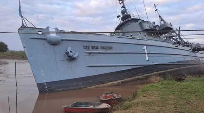 HISTÓRICO BUQUE MUSEO SOBRE EL RÍO PARANÁ CORRE PELIGRO DE HUNDIMIENTO POR LA BAJANTE DEL AGUA