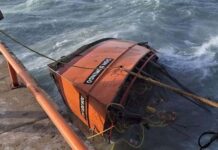 POR FUERTES VIENTOS EN LA PATAGONIA SE HUNDIÓ UNA LANCHA AMARILLA EN EL MUELLE DEL PUERTO DE COMODORO RIVADAVIA