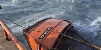 POR FUERTES VIENTOS EN LA PATAGONIA SE HUNDIÓ UNA LANCHA AMARILLA EN EL MUELLE DEL PUERTO DE COMODORO RIVADAVIA