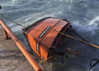 POR FUERTES VIENTOS EN LA PATAGONIA SE HUNDIÓ UNA LANCHA AMARILLA EN EL MUELLE DEL PUERTO DE COMODORO RIVADAVIA