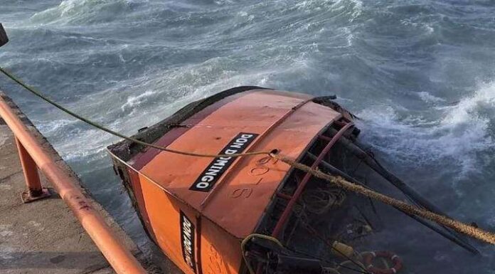 POR FUERTES VIENTOS EN LA PATAGONIA SE HUNDIÓ UNA LANCHA AMARILLA EN EL MUELLE DEL PUERTO DE COMODORO RIVADAVIA
