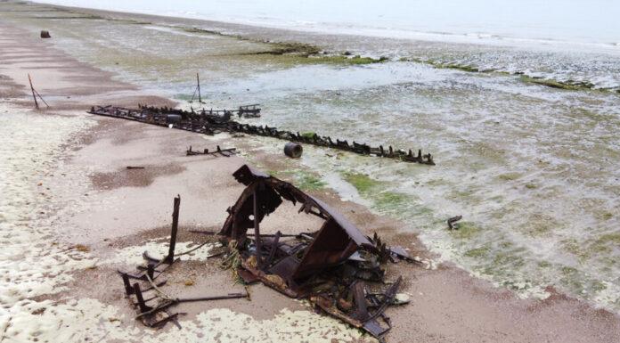 ARQUEÓLOGOS SUBMARINOS ESTUDIAN LOS RESTOS DE UNA EMBARCACIÓN DE FINES DEL SIGLO XIX