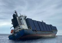 PORTACONTENEDORES DERRAMA CONTENEDORES VACIOS TRAS HUNDIRSE EN TAIWÁN