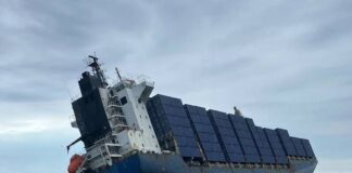 PORTACONTENEDORES DERRAMA CONTENEDORES VACIOS TRAS HUNDIRSE EN TAIWÁN